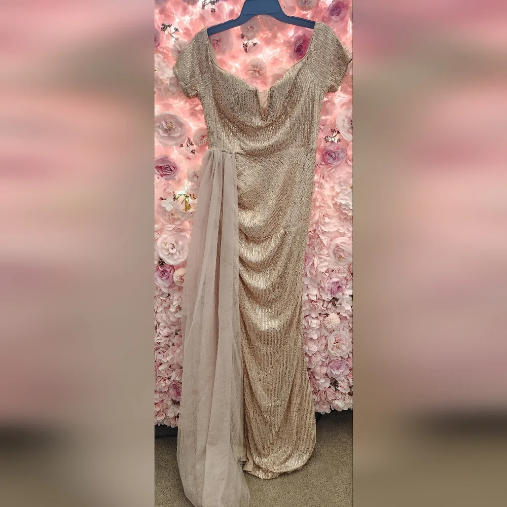 Elegant Gold Off-Shoulder Evening Dress - Picture 3 of 5